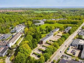 Unik arkitektur placeret i skøn natur
