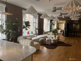 Centralt og lækkert kontor med adgang til mødelokaler og Meyers kantine