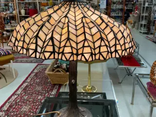 Tiffany bordlampe med flot skærm