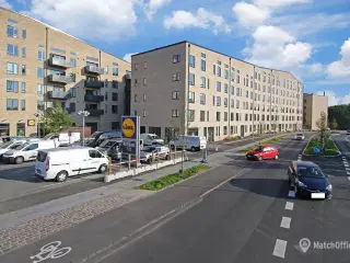 90 m2 butikslejemål med mange forbipasserende - lige ved Sorgenfri Station.