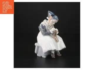 Porcelænsfigur af kvinde, Royal Copenhagen fra Royal Copenhagen (str. H. 14 cm)