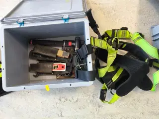 Kasse m. sikringsgrej samt div.