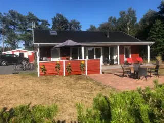 L�kkert sommerhus fra 2008. Beliggende p� ugenert grund, kun 200 m fra dejlig badestrand.