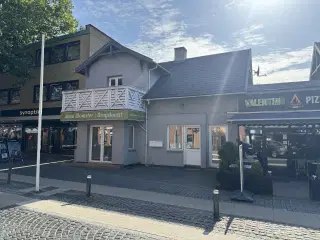 Butikslokale udlejes.