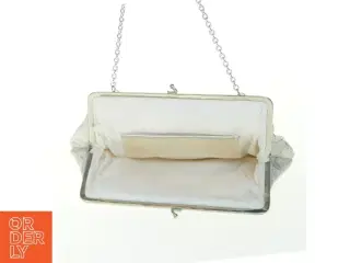 Sølvfarvet aftenclutch med kæderem (str. 23x14 cm)