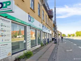 Skal din virksomhed ses af over 20.000 bilister hver dag?