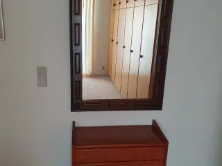 Stort spejl i mørkbejdset træ