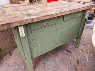 Slidt med funktionelt arbejdsbord 