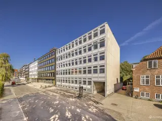 Kontorlejemål i fredelig gade centralt på Frederiksberg