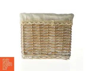 Flettet kurv med stofindlæg og blonder (str. 31,5x36,5 cm)