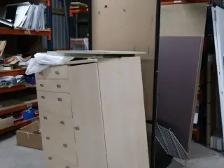 Skab, div. Træplader, samt butiksinventar