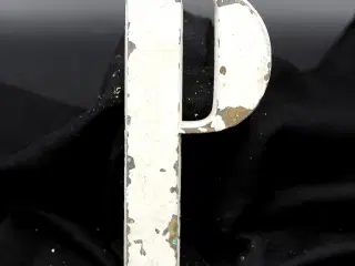 Messing facadebogstav “P” – rå patina