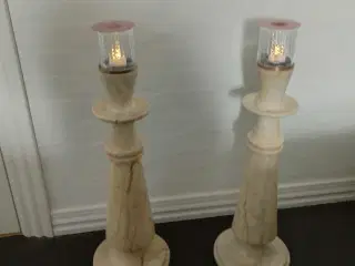 To stk marmor fyrtårne,med led fyrfadslys