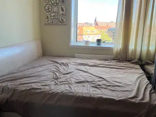 Dobbeltseng med Duxiana madrasser gives væk