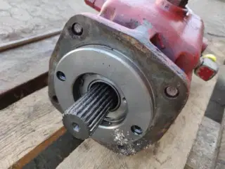 Case 1660 Hydrostatmotor 87411135