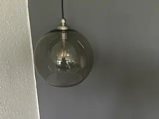 Loftlampe i røgfarvet glas
