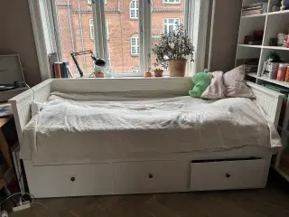 IKEA seng med skuffer og udtræk 