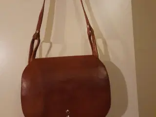 Skuldertaske i kernelæder. 