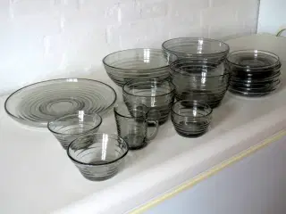 Broksø skåle, fad og asietter i gråt glas