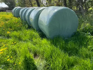 Byghalm pakket ind i plastik