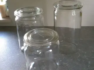 Gamle sylteglas i forsk. str. og låg