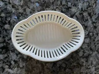 Hvid oval porcelænsskål med gennembrudt kant