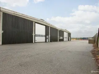 Lager med kontor/velfærdsafd. tæt på Djurslandsmotorvejen