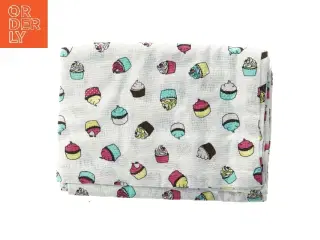 Dekorativ dug med cupcake print fra H&M (str. 145x250 cm)