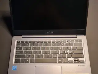 Asus E406 laptop med Windows 11