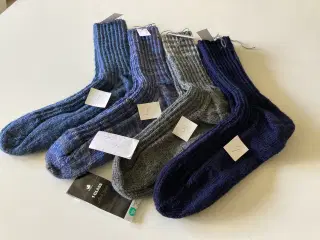 Hjemmestrikkede sokker sælges