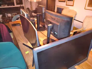 Fem fladskærme til computer varierende i pris