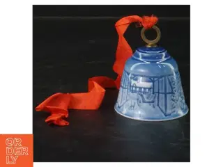Porcelænsklokke med rød snor fra B&G (str. 8x7 cm)