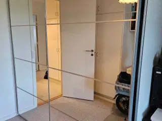 Klædeskab med spejl skydelåger.