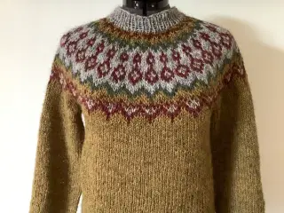 Sweater fra FruStrik. Nyt design håndstrikket i is