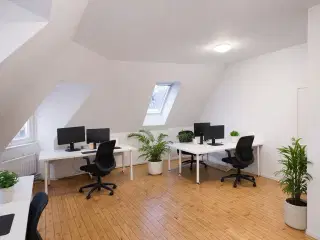 Lukket kontor/team-rum i København K – 30 m². op til 4 pladser