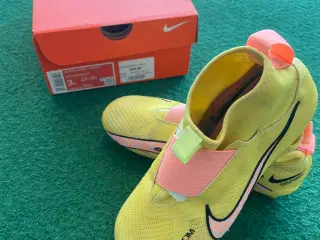 Næsten nye NIKE fodboldstøvler