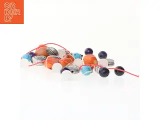 Samling af perler og vedhæng (str. 1 cm)