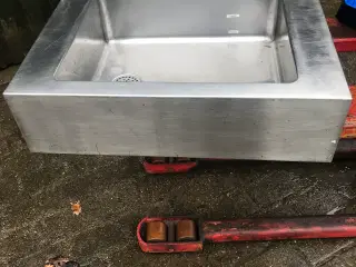 Stålvask med sidebord.