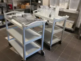 To rulleborde med indhold