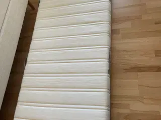 Madras. Bredde: 90 cm. Længde:200 cm. Højde 15 cm.