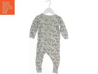 Heldragt med blomsterprint fra Name It (str. 80)