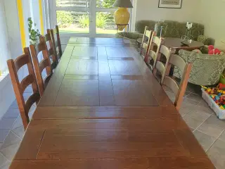 Spisebord og 10 stole i massiv eg