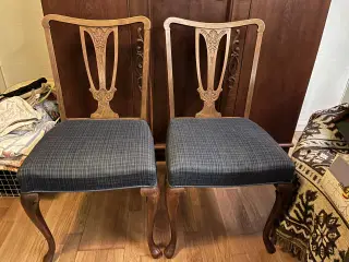 To gl. spisebordsstole m. polstr. sæder. Giv bud.