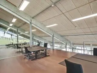 Lyse og stilrene lokaler med råt og industrielt look