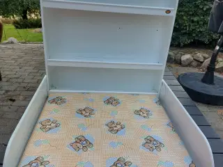 Væghængt puslebord 