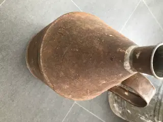 Gammel benzindunk og oliekande