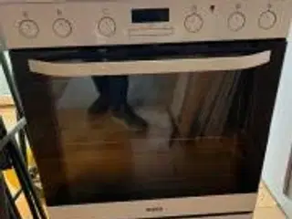 Komfur med glaskeramisk plade. 