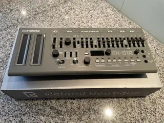 Roland SH-01A, boutique synth, helt ny, sælges.