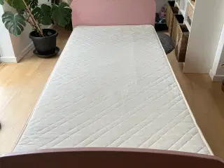 Næsten ubrugt Flexa-seng med allergi-venlig madras