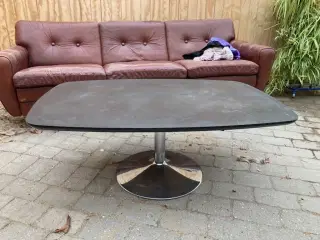 Sofabord med trompetfod i metal 120 x 80 cm. 45 cm